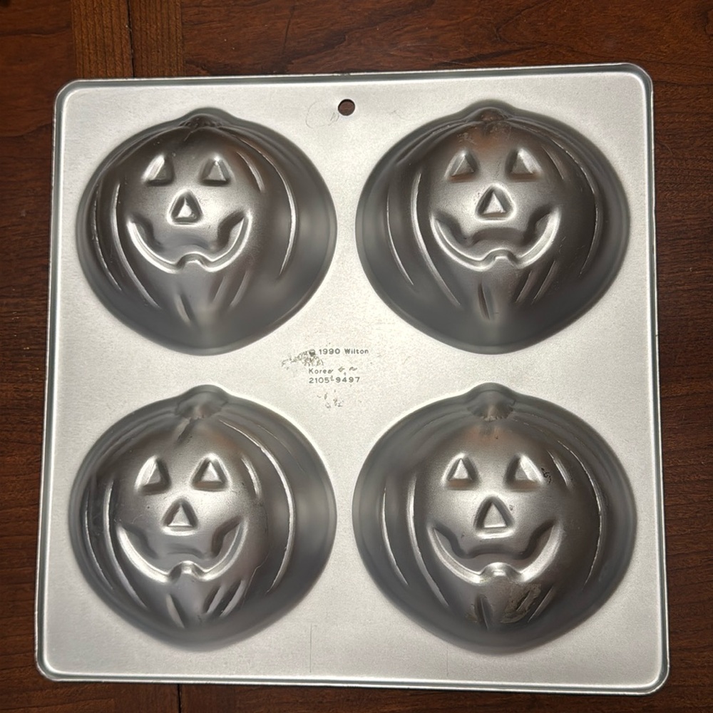 Vintage Wilton Pumpkin Molds dtd 1990‎